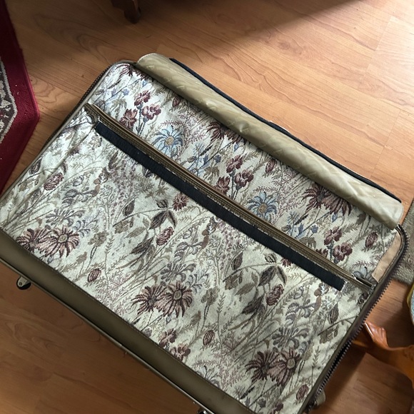 Vintage Jordache Tapestry Suitcase on Wheels - Picture 5 of 13